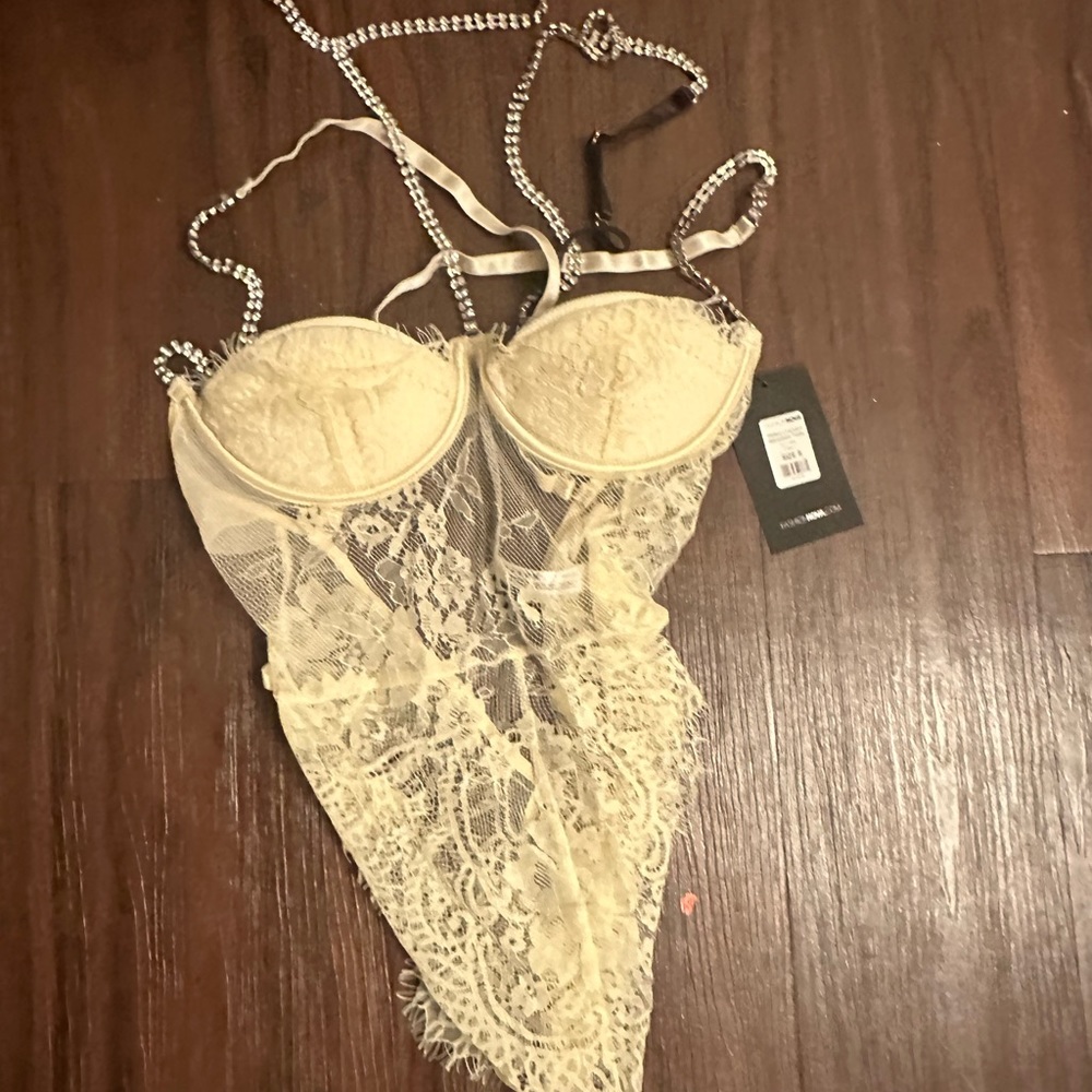 Lingerie - Picture 3 of 4